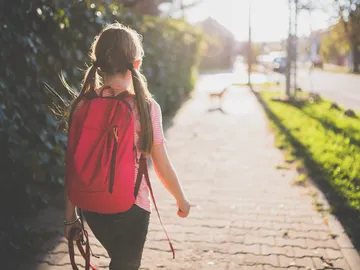 Niña con mochila Niña con mochila