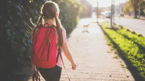 Niña con mochila Niña con mochila