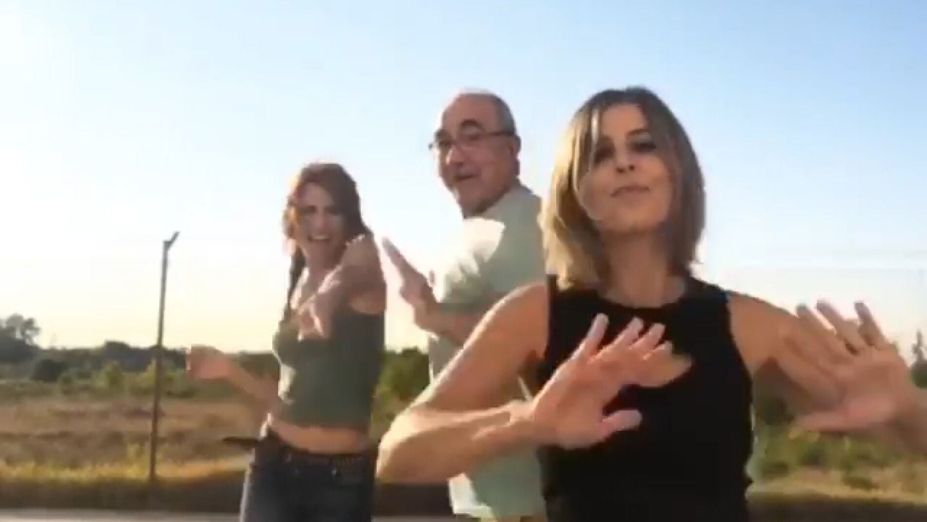 Adela, Fe y Don Anselmo dedican un fant&aacute;stico baile a Luis Fonsi