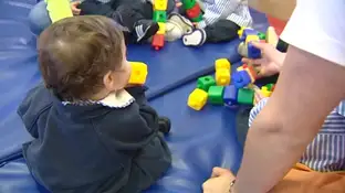 Un niño en una guardería Un niño en una guardería