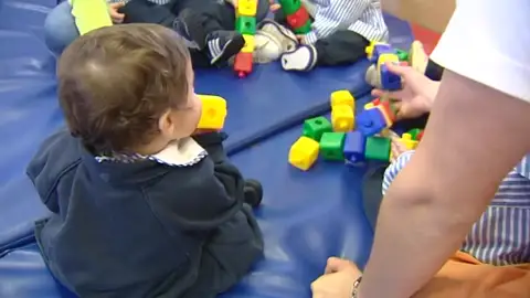 Un niño en una guardería Un niño en una guardería