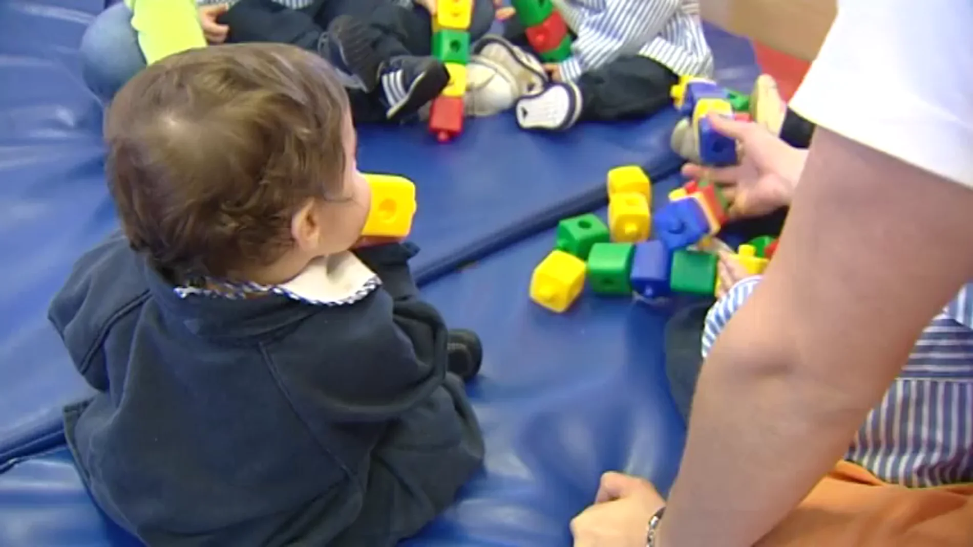 Un niño en una guardería Un niño en una guardería