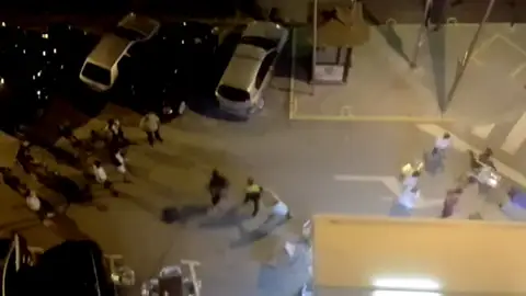 Varios heridos, entre ellos un policía, en una pelea en Mollerussa (Lleida) Varios heridos, entre ellos un policía, en una pelea en Mollerussa (Lleida)