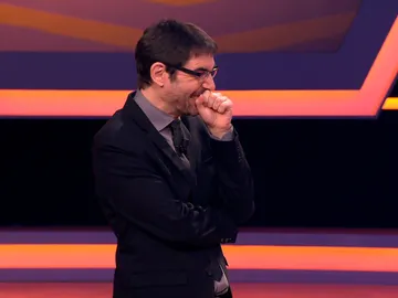 Juanra Bonet no puede parar de reír al conocer al primer turista de la historia Juanra Bonet no puede parar de reír al conocer al primer turista de la historia