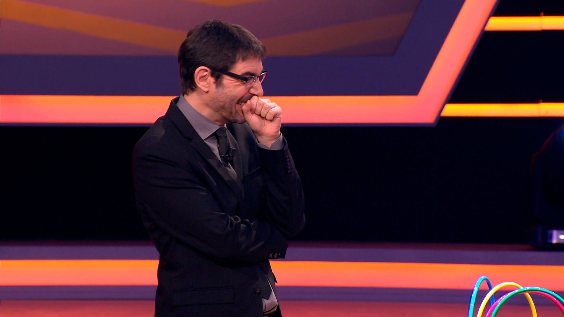 Juanra Bonet no puede parar de re&iacute;r al conocer al primer turista de la historia