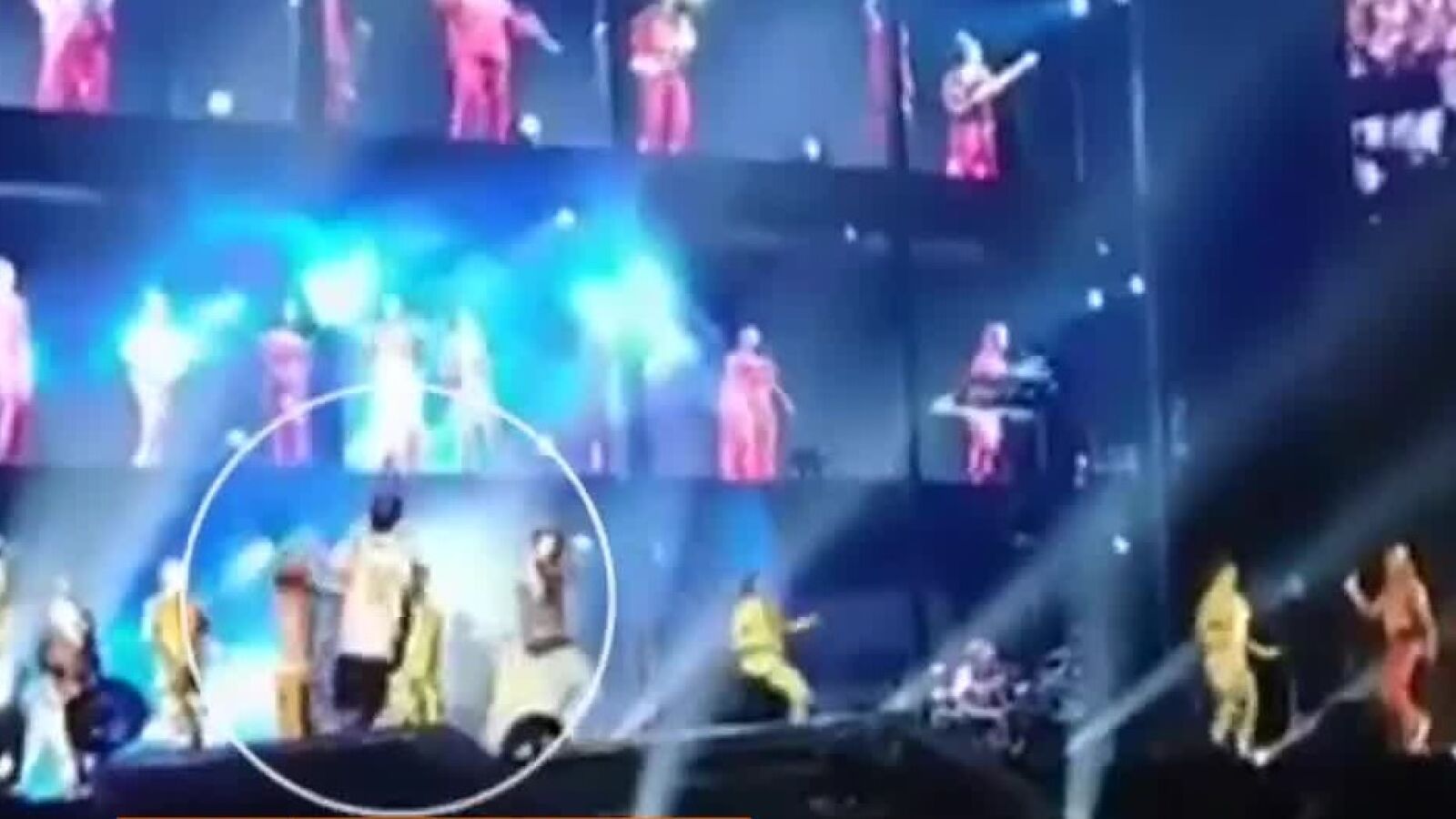 Un espontáneo salta al escenario durante un concierto de Beyoncé y Jay-Z en Atlanta