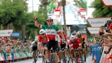 Viviani se impone al esprint en Alhaurín de la Torre, Kwiatkowski sigue líder