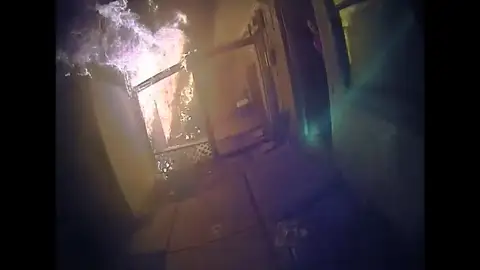 Así ha sido el momento en el que un agente de la Policía de Texas rescata a una familia que se originó en su casa Así ha sido el momento en el que un agente de la Policía de Texas rescata a una familia que se originó en su casa