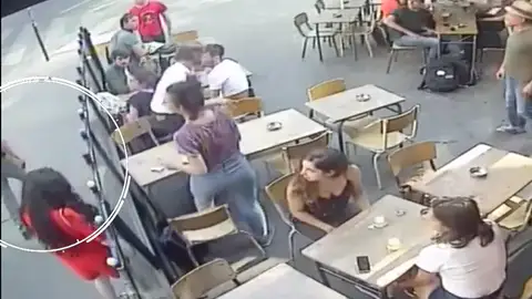 Detenido el chico que agredió a una joven en una cafetería de París Detenido el chico que agredió a una joven en una cafetería de París