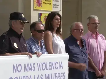 La mujer estrangulada en Orihuela llevaba al menos ocho horas muerta cuando su pareja avisó al 112 La mujer estrangulada en Orihuela llevaba al menos ocho horas muerta cuando su pareja avisó al 112