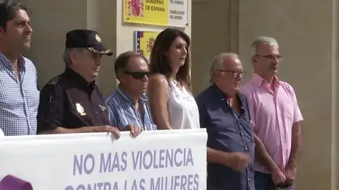 La mujer estrangulada en Orihuela llevaba al menos ocho horas muerta cuando su pareja avisó al 112 La mujer estrangulada en Orihuela llevaba al menos ocho horas muerta cuando su pareja avisó al 112