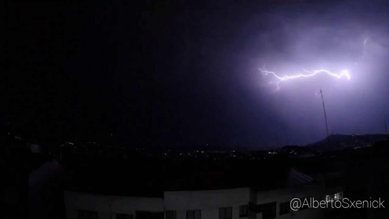 Graban una espectacular tormenta eléctrica en Vigo