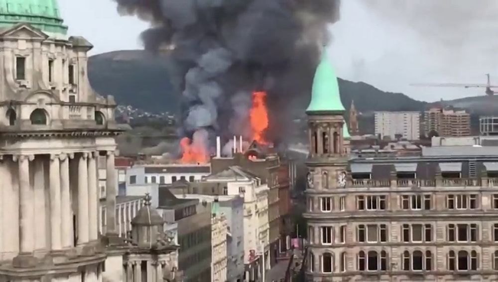 Declarado un incendio en un edificio del centro de Belfast
