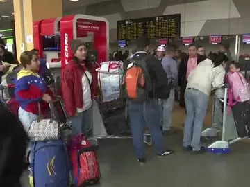 Grupo de venezolanos regresa a su país desde Perú en avión enviado por Maduro Grupo de venezolanos regresa a su país desde Perú en avión enviado por Maduro