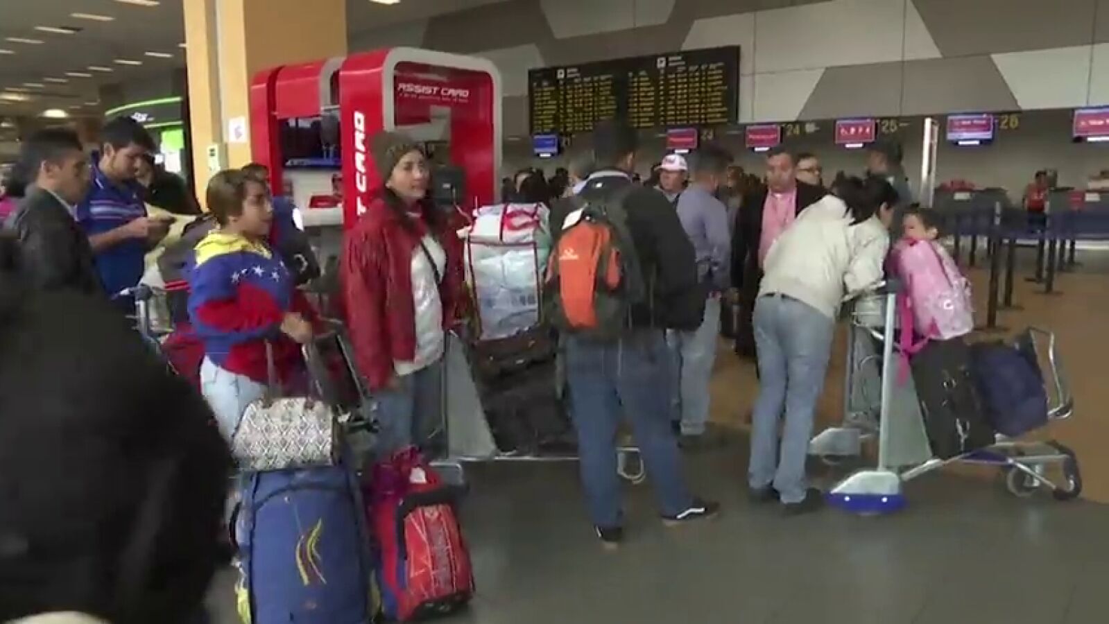 Un grupo de venezolanos regresa a su país desde Perú en un avión enviado por Maduro
