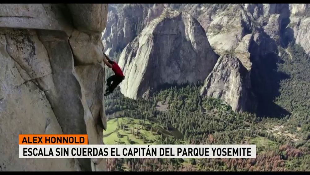 El escalador Alex Honnold escala sin cuerdas El Capitán de Yosemite