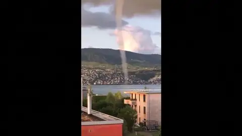 Una tromba marina en el lago de Zúrich, en Suiza Una tromba marina en el lago de Zúrich, en Suiza