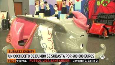 Un 'cochecito volador' de Dumbo alcanza los 400.000 euros en una subasta de objetos de Disney