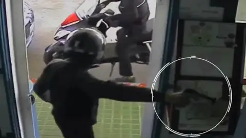 Roban a punta de pistola en una gasolinera de Gelves Roban a punta de pistola en una gasolinera de Gelves