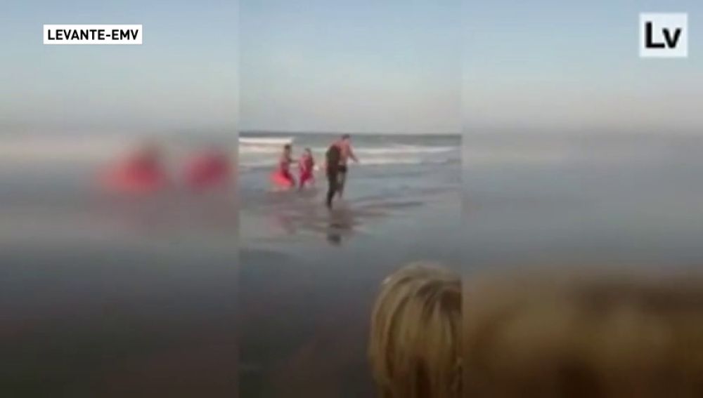 Detienen a un hombre por negarse a salir de la playa con bandera roja en Daimús