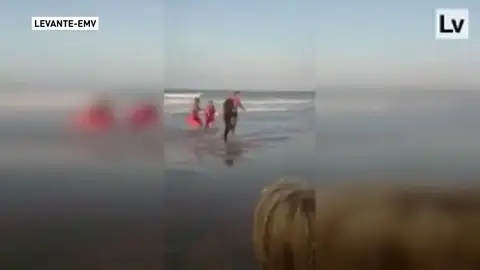 Detienen a un hombre por negarse a salir de la playa con bandera roja en Daimús Detienen a un hombre por negarse a salir de la playa con bandera roja en Daimús