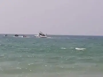 Rescatados 44 inmigrantes subsaharianos, entre ellos 14 mujeres y una niña, de una patera frente a una playa de Conil Rescatados 44 inmigrantes subsaharianos, entre ellos 14 mujeres y una niña, de una patera frente a una playa de Conil