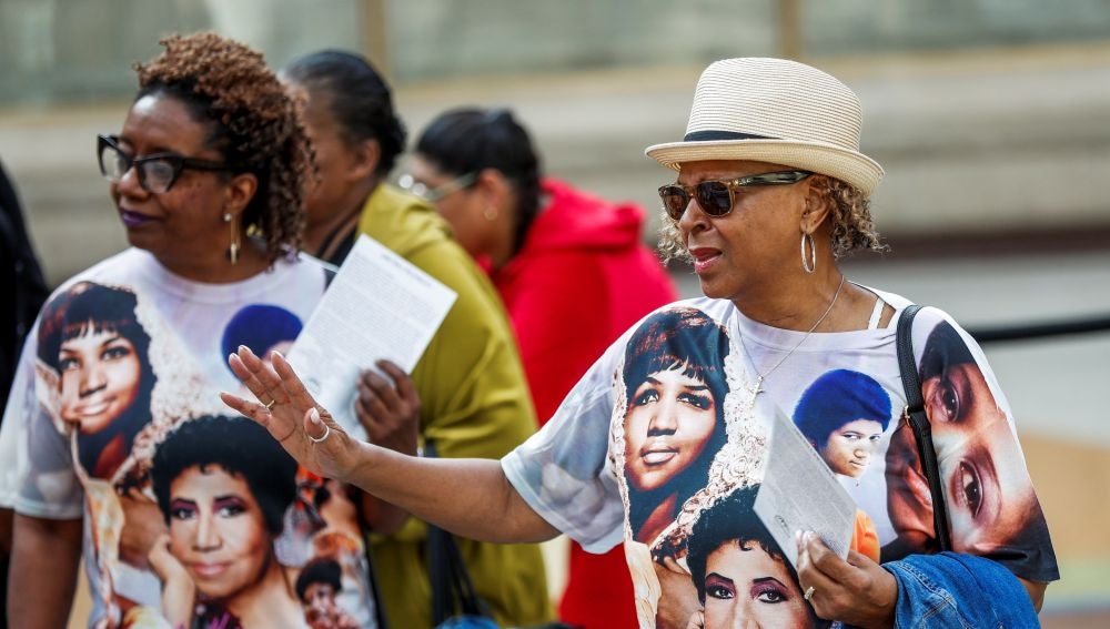 Miles de fans despiden a Aretha Franklin en su capilla ardiente en Detroit
