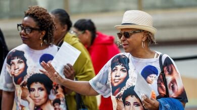Miles de fans despiden a Aretha Franklin en su capilla ardiente en Detroit