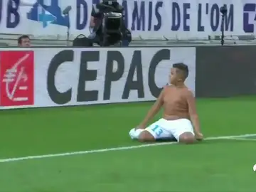 El pequeño Yassin marca un gol en el saque de honor para homenajear a su padre fallecido El pequeño Yassin marca un gol en el saque de honor para homenajear a su padre fallecido