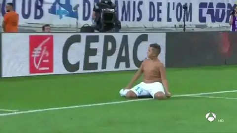 El pequeño Yassin marca un gol en el saque de honor para homenajear a su padre fallecido El pequeño Yassin marca un gol en el saque de honor para homenajear a su padre fallecido