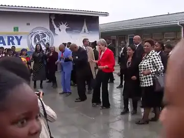 Theresa May se pone a bailar durante una visita oficial en Sudáfrica Theresa May se pone a bailar durante una visita oficial en Sudáfrica