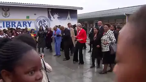 Theresa May se pone a bailar durante una visita oficial en Sudáfrica Theresa May se pone a bailar durante una visita oficial en Sudáfrica