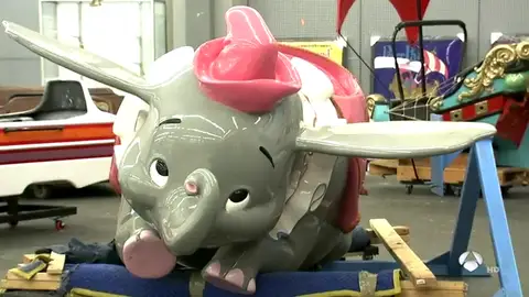 REEMPLAZO: Un 'cochecito volador' de Dumbo alcanza los 400.000 euros en una subasta de objetos de Disney REEMPLAZO: Un 'cochecito volador' de Dumbo alcanza los 400.000 euros en una subasta de objetos de Disney