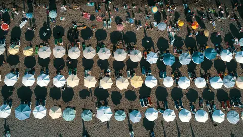 Bandera azul de sombrillas (29-08-2018) Una foto desde un dron muestra la playa Susanoglu en el distrito Silifke de Mersin, Turquía. 459 playas, incluida Susanoglu Beach, han sido galardonadas con la certificación de bandera azul en Turquía.