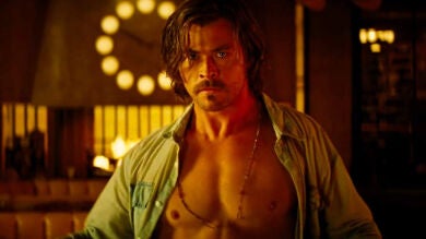 Chris Hemsworth pierde la cabeza en el nuevo e inquietante tráiler de 'Malos Tiempos en El Royale'