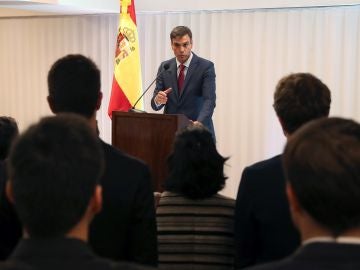 El presidente del Gobierno, Pedro Sánchez, interviene en la reunión que mantuvo en Santa Cruz de la Sierra con representantes de la colectividad española en Bolivia. 