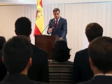 El presidente del Gobierno, Pedro Sánchez, interviene en la reunión que mantuvo en Santa Cruz de la Sierra con representantes de la colectividad española en Bolivia. El presidente del Gobierno, Pedro Sánchez, interviene en la reunión que mantuvo en Santa Cruz de la Sierra con representantes de la colectividad española en Bolivia.