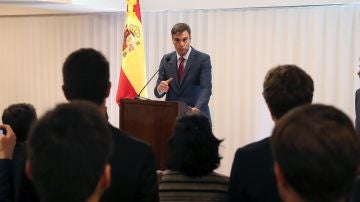 El presidente del Gobierno, Pedro Sánchez, interviene en la reunión que mantuvo en Santa Cruz de la Sierra con representantes de la colectividad española en Bolivia. 