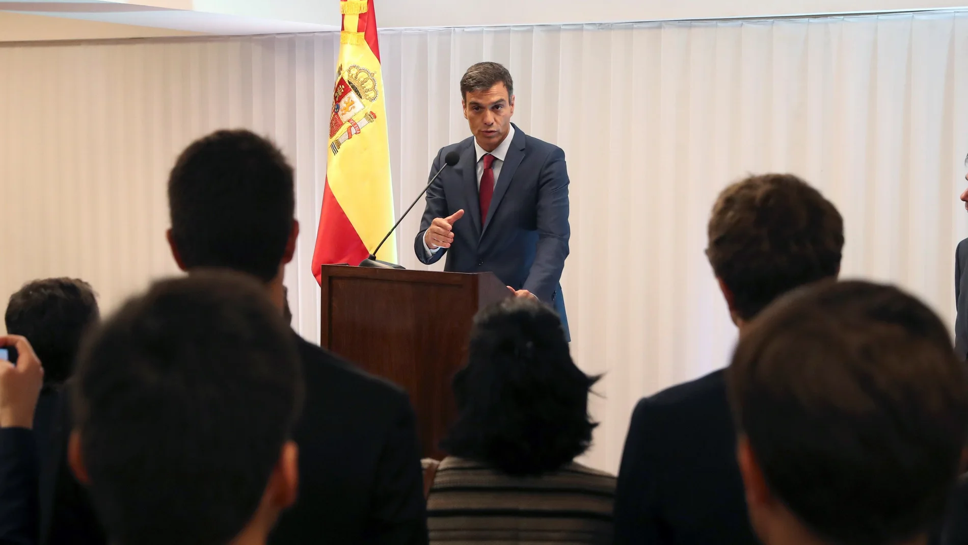 El presidente del Gobierno, Pedro Sánchez, interviene en la reunión que mantuvo en Santa Cruz de la Sierra con representantes de la colectividad española en Bolivia. El presidente del Gobierno, Pedro Sánchez, interviene en la reunión que mantuvo en Santa Cruz de la Sierra con representantes de la colectividad española en Bolivia.