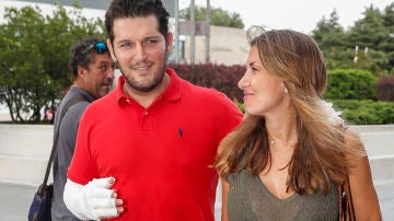 Manu Tenorio y su mujer, Silvia Casas, abandonando el hospital