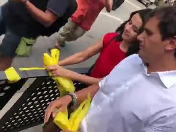 Albert Rivera e Inés Arrimadas se suman a la retirada de lazos amarillos en Barcelona Albert Rivera e Inés Arrimadas se suman a la retirada de lazos amarillos en Barcelona