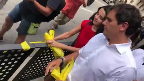 Albert Rivera e Inés Arrimadas se suman a la retirada de lazos amarillos en Barcelona Albert Rivera e Inés Arrimadas se suman a la retirada de lazos amarillos en Barcelona