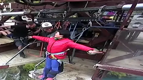Una turista revoluciona Internet con su 'Puenting' Una turista revoluciona Internet con su 'Puenting'