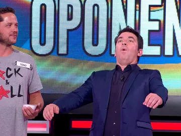 La competición de lanzamiento de hueso más divertida entre Arturo Valls y un concursante La competición de lanzamiento de hueso más divertida entre Arturo Valls y un concursante