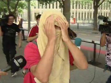 Queda en libertad con cargos el hombre que agredió a una mujer por retirar lazos amarillos en Barcelona 