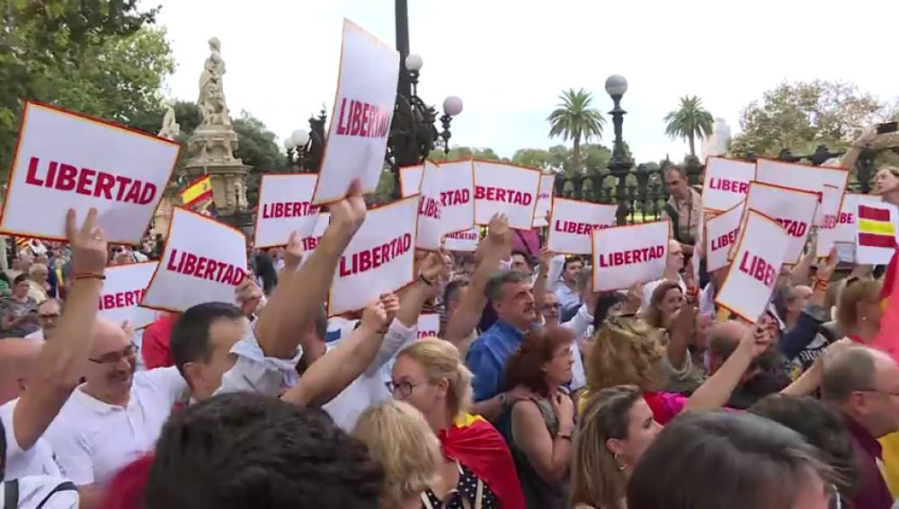 Multitudinaria concentración en Barcelona en apoyo a la mujer agredida por quitar lazos