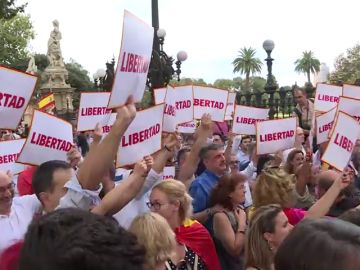 Multitudinaria concentración en Barcelona en apoyo a la mujer agredida por quitar lazos Multitudinaria concentración en Barcelona en apoyo a la mujer agredida por quitar lazos