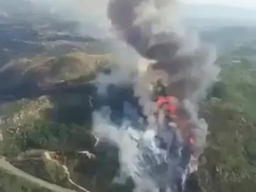 Un incendio arrasa más de 20 hectáreas en Monterrei, Ourense Un incendio arrasa más de 20 hectáreas en Monterrei, Ourense