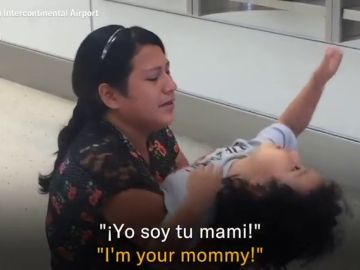 Las desgarradoras imágenes de un niño que no reconoce a su madre tras tres meses separados por la política migratoria de Trump