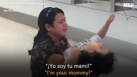 Las desgarradoras imágenes de un niño que no reconoce a su madre tras tres meses separados por la política migratoria de Trump Las desgarradoras imágenes de un niño que no reconoce a su madre tras tres meses separados por la política migratoria de Trump